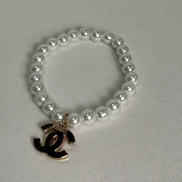 Chanel faux Pearl Bracelet - Picture 2 of 5